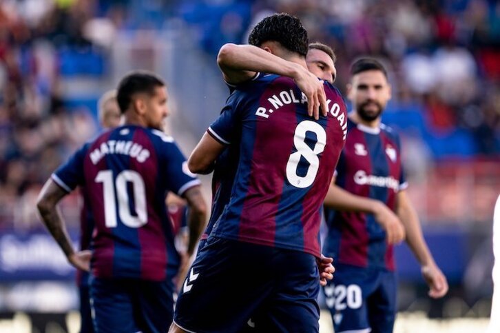 Nolaskoain se abraza a Arbilla para celebrar el gol de la victoria.