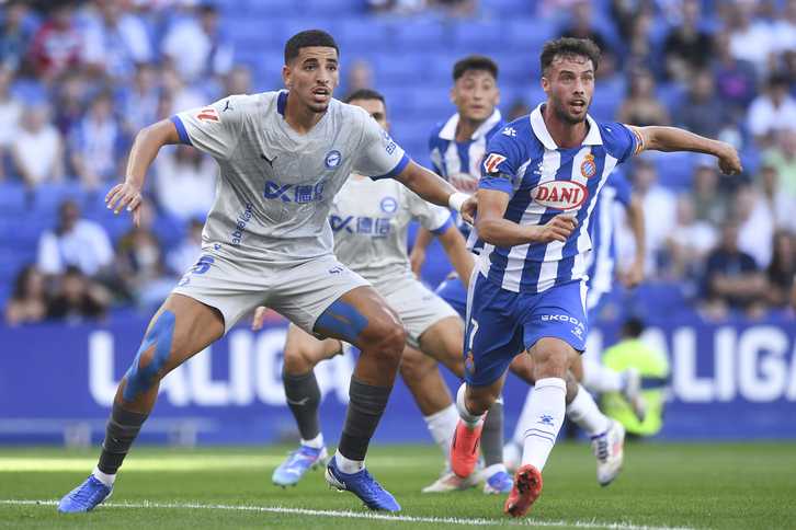 Javi Puado pugna por la pelota con Abqar en un partido en el que ha marcado los tres goles del Espanyol.