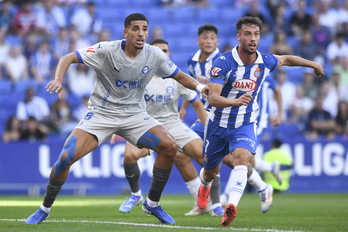 Javi Puado pugna por la pelota con Antonio Blanco en un partido en el que ha marcado los tres goles del Espanyol.