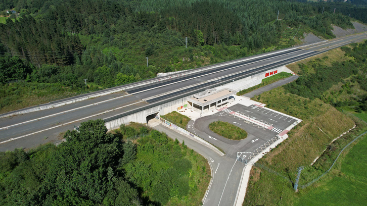 Estación de Ezkio y la gran infraestructura para intercambiar sentidos de los trenes ahora totalmente paralizadas.