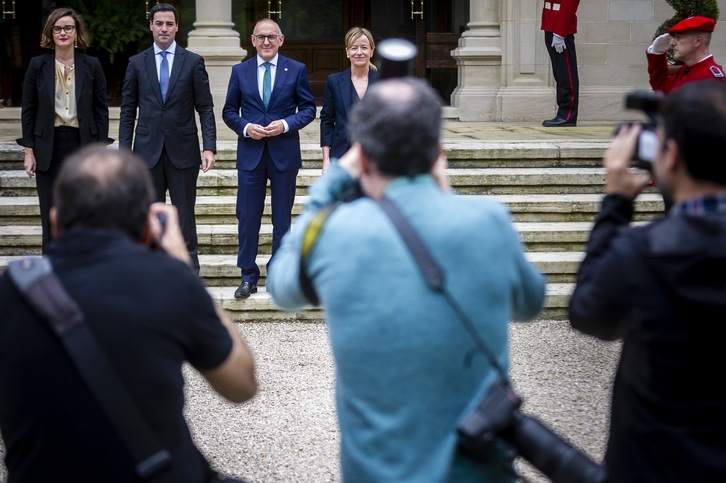 Imagen de archivo de Imanol Pradales junto con los diputados generales de la CAV.