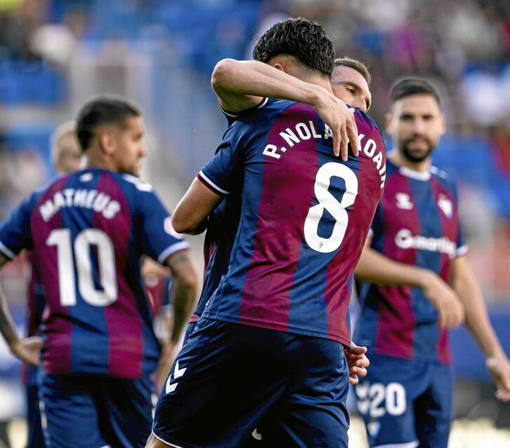 Nolaskoain se abraza a Arbilla para celebrar el gol de la victoria.