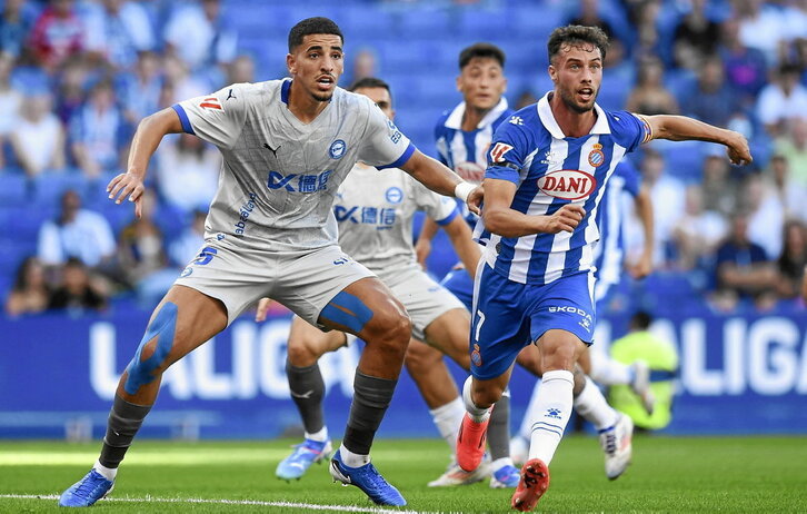 Javi Puado pugna con Abqar en un partido en el que hizo los tres goles del Espanyol.