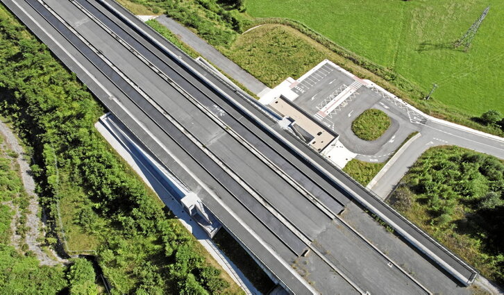 Estación de Ezkio y la gran infraestructura para intercambiar sentidos de los trenes ahora totalmente paralizadas.