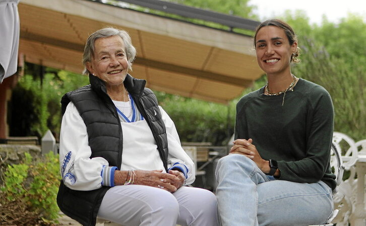 Bibi, jugadora del Athletic, y su tía-abuela Ibone Belaustegigoitia recibieron a GARA en el hotel Zubieta de Lekeitio que regenta su familia.