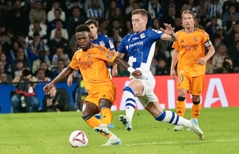 Vinicius protege el balón ante Luka Sucic. 