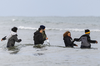 Migrantes en la playa de Gravelines, cerca de Dunkerque.