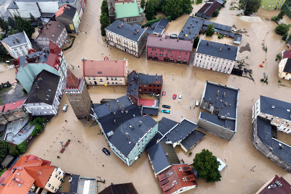 Esta fotografía aérea muestra una vista del centro de la ciudad inundado en Glucholazy