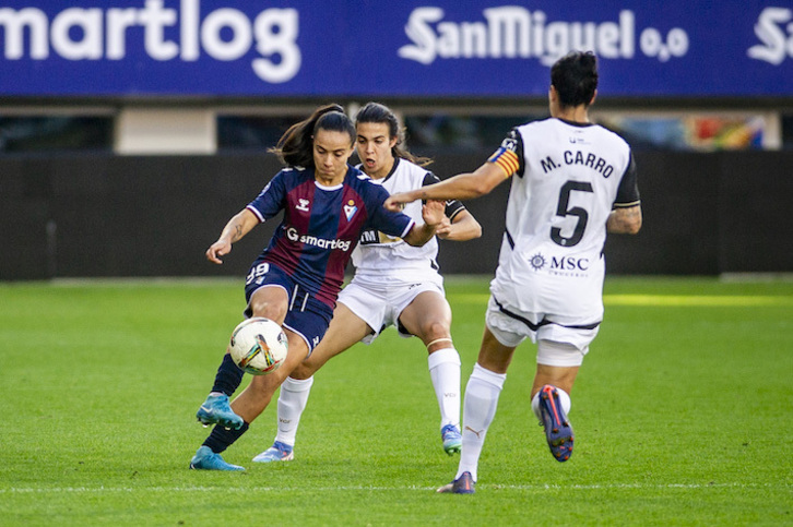 Espe Pizarro controla el balón entre dos rivales.