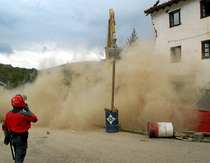 Las máquinas derribaron las casas de Artozki bajo la vigilancia de la Policía Foral, después de semanas de resistencia.