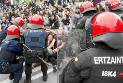 Actuación de la Ertzaintza contra la sentada a favor de la independencia de Catalunya en Bilbo en octubre de 2019.