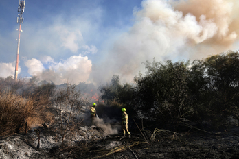 Bomberos trabajan en Lod en el incendio causado, según el Ejército, por el misil huthí.