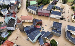 A la izquierda, el centro inundado en Glucholazy, Polonia. Arriba, rescate en el pueblo rumano de Slobozia Conach. A la derecha, inundaciones en Opava, República Checa, y Viena.