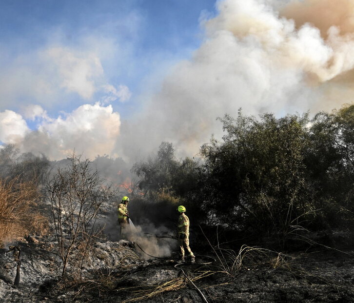 Bomberos trabajan en Lod en el incendio causado, según el Ejército, por el misil huthí.