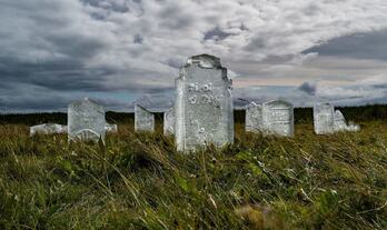 Quince lápidas de hielo integran el primer cementerio de glaciares, ubicado en Islandia.