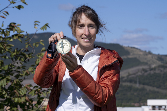 Naiara Irigoyen posa con la medalla mundialista obtenida en las faldas del Moncayo.