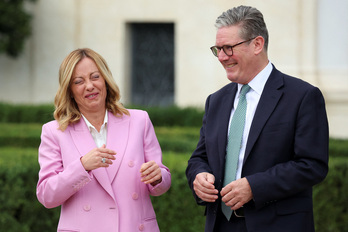 Meloni se ríe ante un comentario de Starmer tras la reunión sobre inmigración.