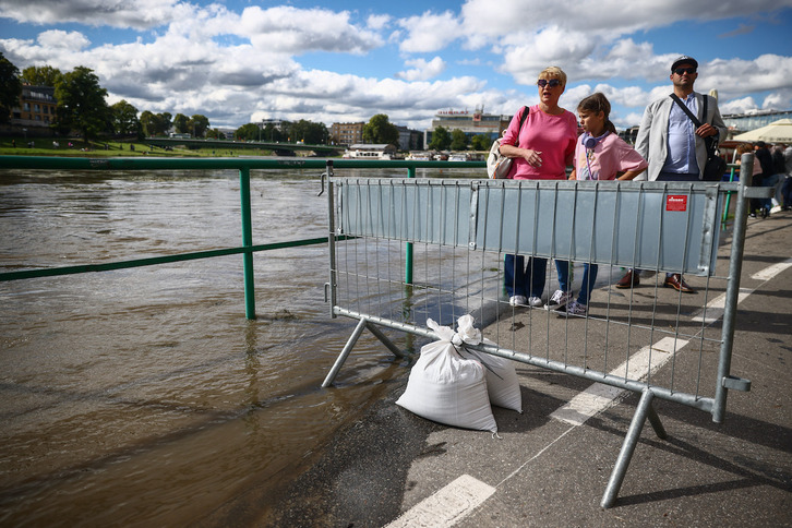 Una familia observa el nivel del río Vistula a su paso por la localidad polaca de Cracovia. 