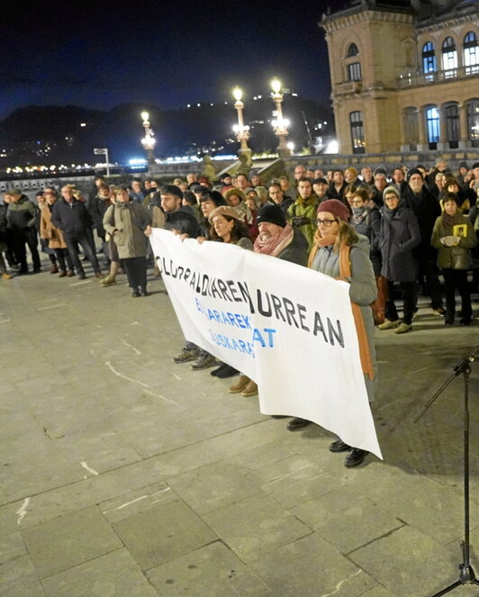 Aurreko epaia salatzeko protesta.