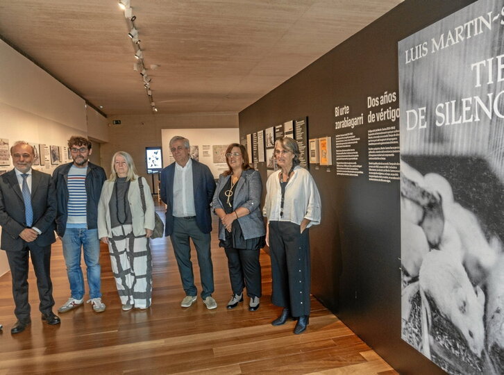 Los hijos de Luis Martín Santos, con responsables del museo, en la presentación.