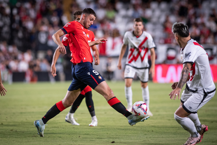 Raúl ha enganchado un preciso empalme para anotar el 0-1