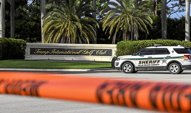 Polizia, Palm Beach-eko Trump International Golf Clubeko sarrera blokeatzen.