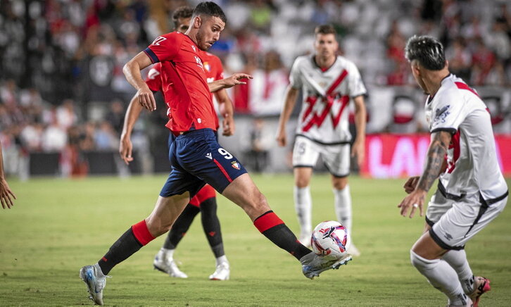 Raúl anotó un gran gol en la primera parte, que no le sirvió de mucho a Osasuna para sumar en Vallecas.