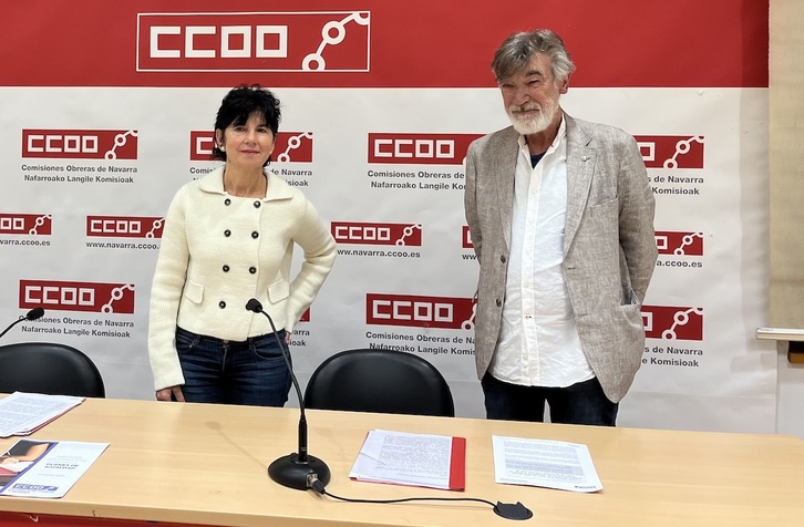 Los responsables de CCOO en Nafarroa Pilar Ruiz y Chechu Rodríguez, durante su comparecencia ante los medios.