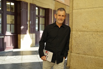 Jokin Muñoz posa en Donostia con un ejemplar de su nueva novela, ‘Quiero ver’.