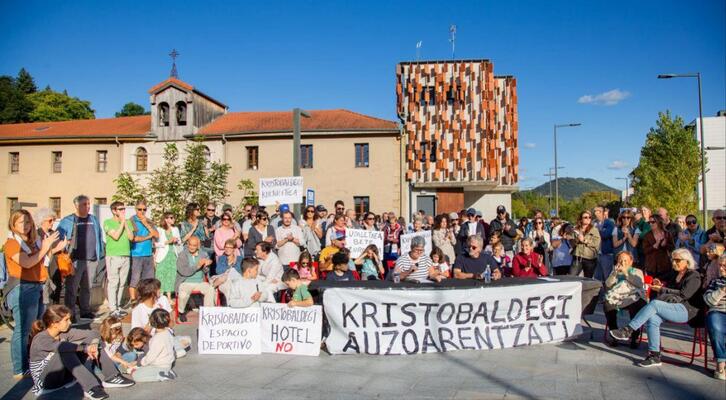 Comparecencia de la asociación vecinal Lanberri ante los edificios de Kristobaldegi.