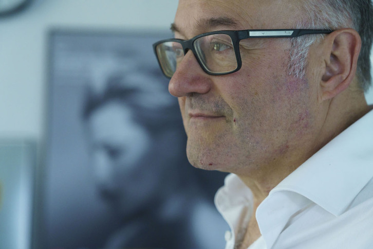 José Luis Rebordinos, junto al cartel protagonizado por Cate Blanchett, premio Donostia.