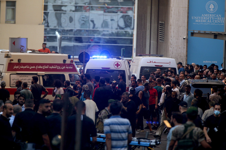 Decenas de ambulancias movilizadas en las calles de Beirut para trasladar a los heridos.