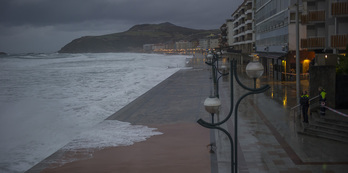 . Marea bizia eta olatuak Zarautzeko hondartzan 2014ean.