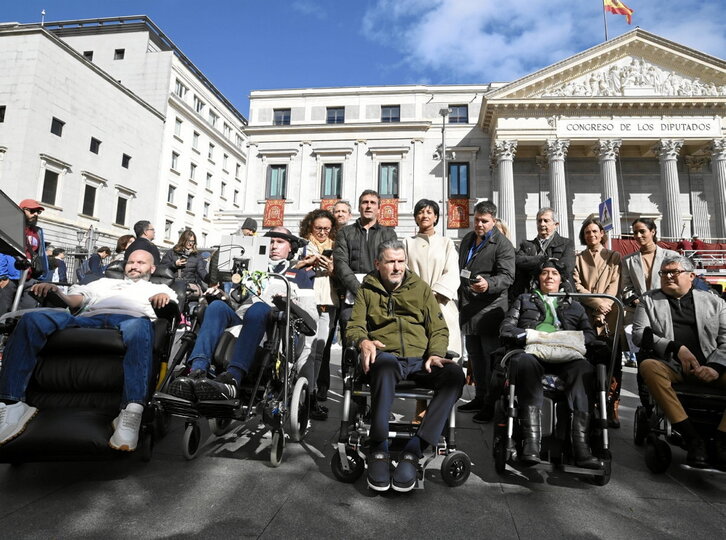 Colectivos de enfermos de ELA ante el Congreso en octubre pasado.