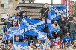 Independentziaren aldekoak gehiago izan ziren kaleetan, Erresuma Batuan mantentzea gailendu zuen erreferendumaren aurreko jardunaldietan. Irudian, Glasgow.