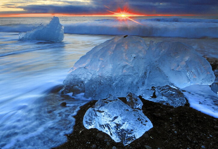 Cascotes de hielo en un playa cercana a la laguna glaciar de Jokulsarlon.