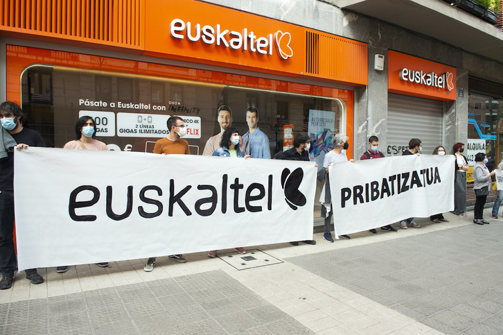 Concentración contra la absorción de Euskaltel por MasMóvil en 2021.