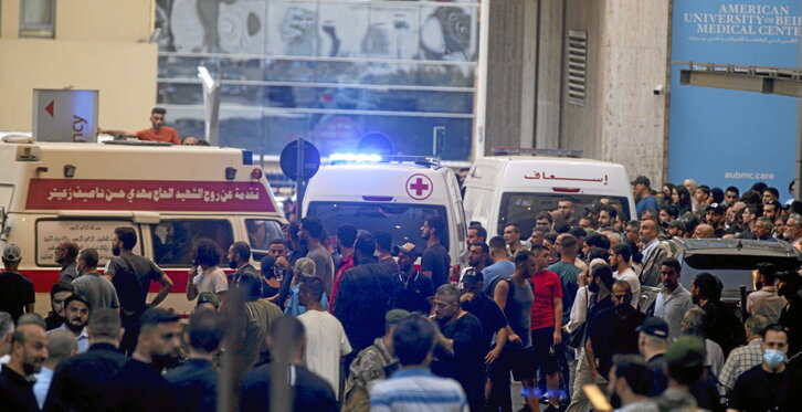 Decenas de ambulancias movilizadas en las calles de Beirut para trasladar a los heridos.