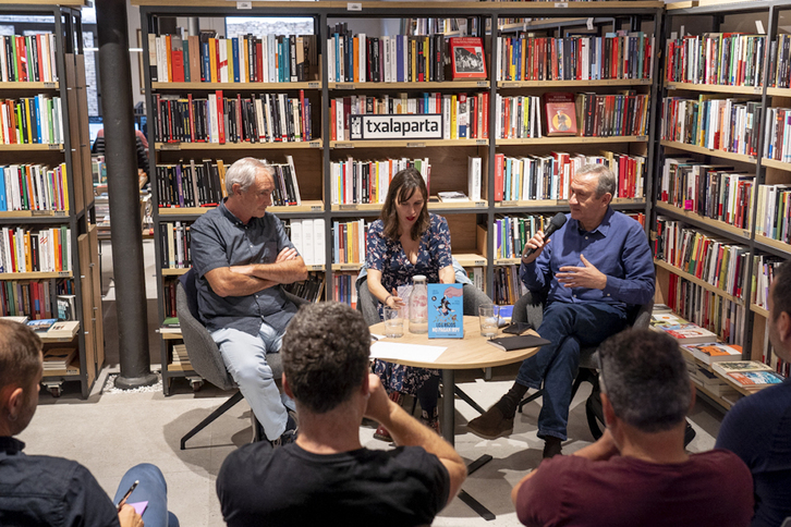 Un momento de la charla en la que han participado Mikel Aranburu y Carlos Cruzado, moderada por Hilargi Jaunarena.