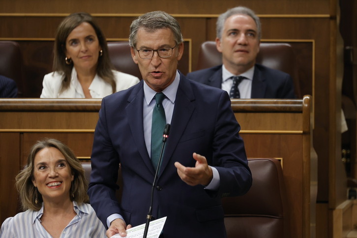 El líder del PP interviene contra Sánchez entre las risas de Cuca Gamarra.