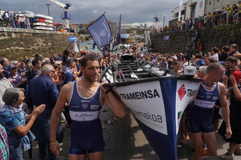 Aiora Belartieta Donostia Arraun Lagunakeko arraunlaria, aurtengo Kontxako Bandera astintzen.