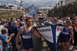 Aiora Belartieta Donostia Arraun Lagunakeko arraunlaria, aurtengo Kontxako Bandera astintzen.