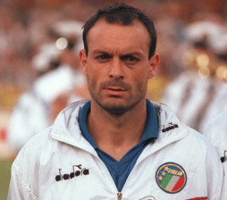 Schillaci afila la puntería para una de las llamadas en Italia «noches mágicas» del Mundial 90.