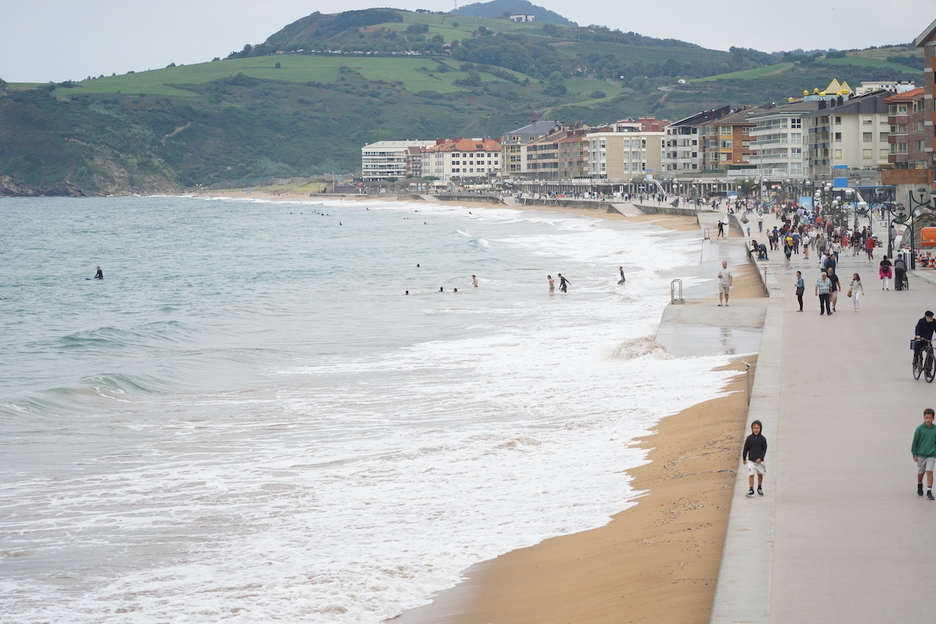 Zarautzen malekoitik bertatik bainatzeko aukera izan dute.