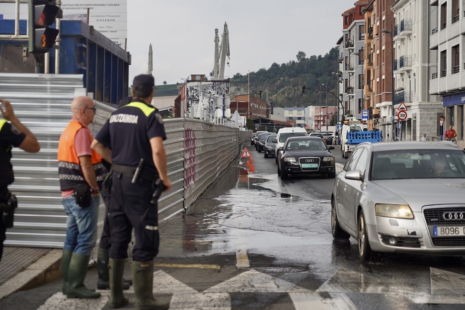 Poliziak Erandioko errepidea kontrolatu du une batez.