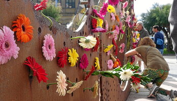 Ofrenda floral celebrada el pasado domingo en recuerdo a las víctimas donostiarras del franquismo.