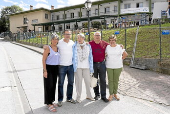 Ezker-eskuin, Koro Artieda, Joxan Oiz, Helena Santesteban, Iñaki Castillo eta Espe Zelaieta, 1996an inauguratu zuten ikastola berria gibelean dutela. Justu ikastolaren 50. urteurreneko lehen ekitaldia egin zuten egunean atera genuen argazkia.