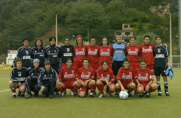 El primer equipo de la Real, que vistió de rojo en su enfrentamiento inaugural con el Amara Berri hace hoy veinte años.