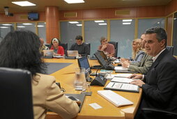 Mikel Jauregi compareció junto a su equipo ante el Parlamento.