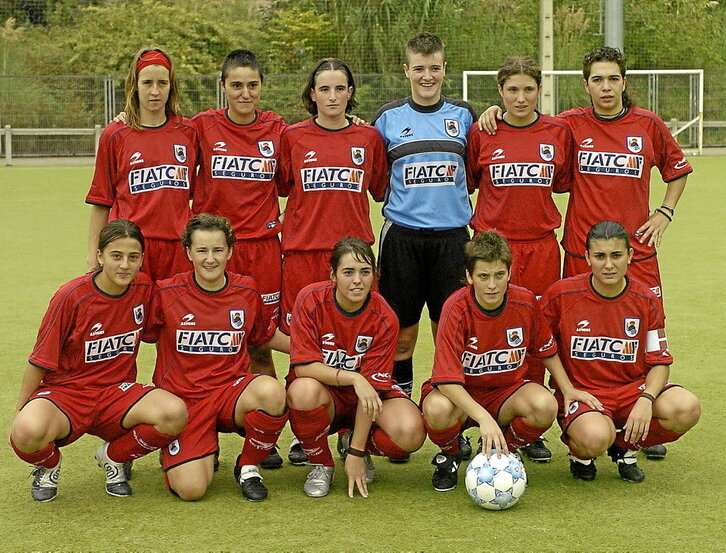 El primer once de la Real, que vistió de rojo en su enfrentamiento inaugural con el Amara Berri hace hoy veinte años.